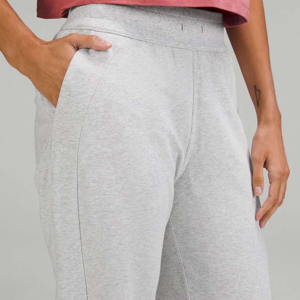 Lululemon Cropped Joggers. Size 6 - Picture 1 of 7